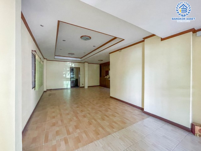 *****บ้านเดี่ยวมือสองย่านนนทบุรี ม.บัวทองธานี กาญจนาภิเษก เนื้อที่กว้างขวางมากถึง 60 ตร.ว. ฟังก์ชัน 4 ห้องนอน 2 ห้องน้ำ ที่จอดรถ 2 คัน บ้านเดี่ยวมีเรือนรับรอง สภาพสวยพร้อมเข้าอยู่ บนทำเลแห่งการเดินทาง ใกล้รถไฟฟ้าสายสีม่วง "สถานีคลองบางไผ่" เชื่อมต่อถนนบางกรวย-ไทรน้อย, ถนนกาญจนาภิเษก, ถนนชัยพฤกษ์ จองเลย!